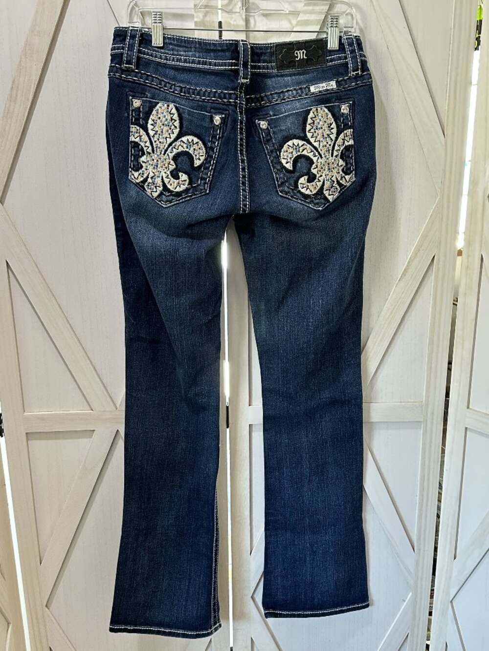 Miss Me Mid Rise Bootcut Dark Wash Fleur De Lis Embellished Jeans Size 29 - Picture 2 of 11